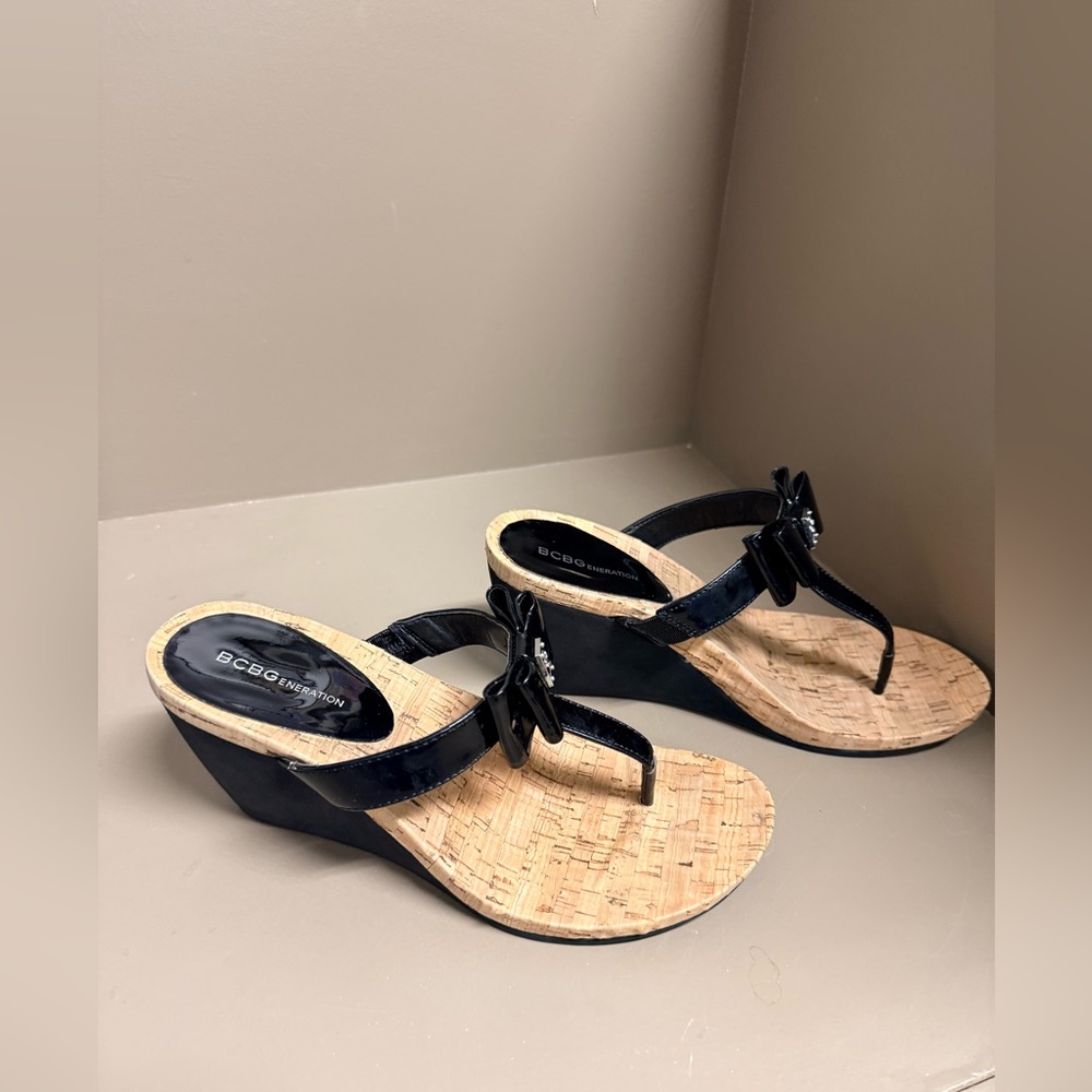 BCBG Michelle Black Patent Bow Cork Thong Sandals cork Wedges EUC